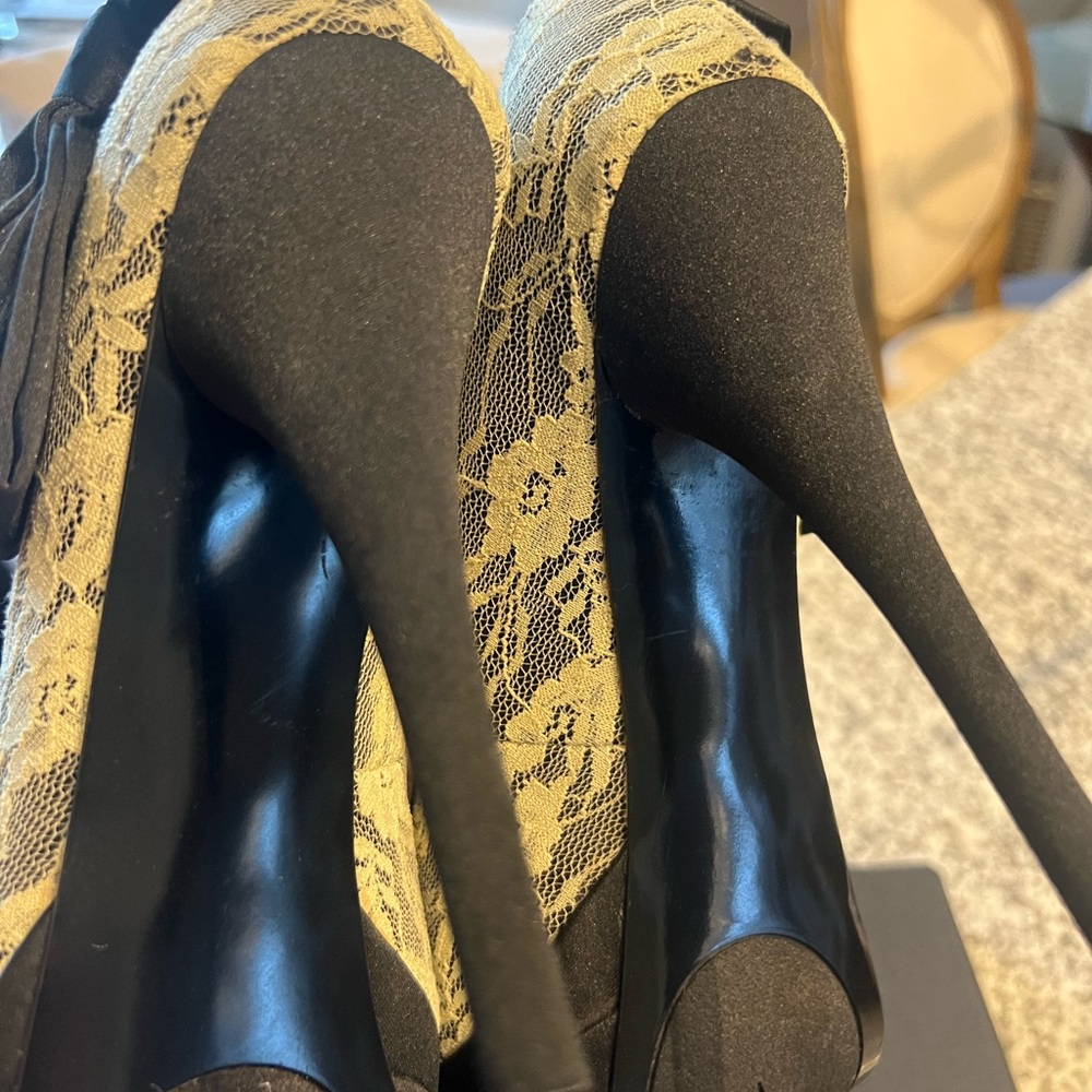 Free Press Black and Cream Lace Heels with Satin Side Bow 8M - Picture 8 of 9